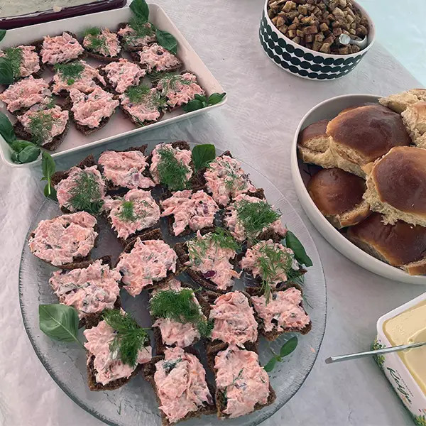Pitopöytä laitetaan koreaksi ja runsaaksi